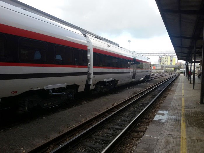 Piazzano pietre sui binari: quattro ragazzini bloccati da Polfer