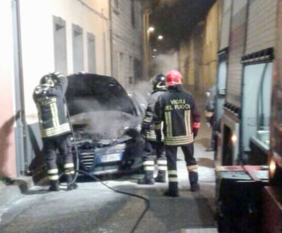 A fuoco nella notte  l’Alfa 147 di un pensionato