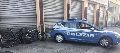 Una volante della Polizia in via Martiri della Libertà con le due biciclette rubate