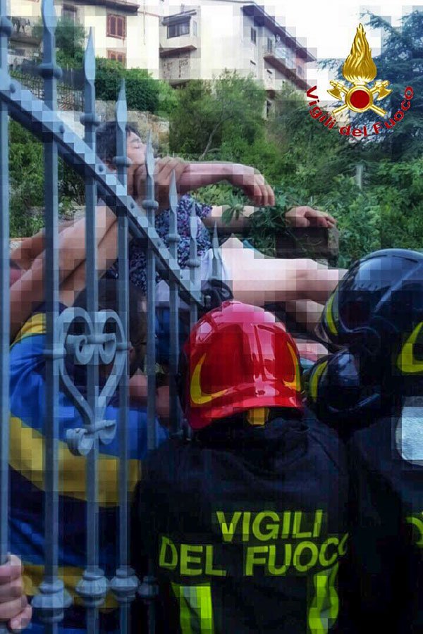 71enne rimane infilzata con la gamba mentre tenta di scavalcare una recinzione