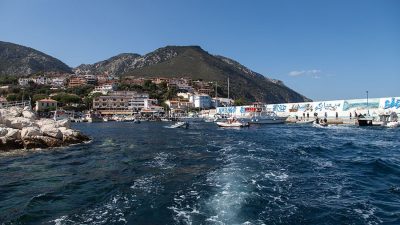 Uno scorcio di Cala Gonone dal mare (foto S.Novellu)