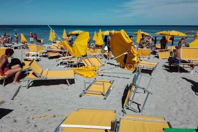 La spiaggia di Cala Ginepro dopo il passaggio della tromba d'aria