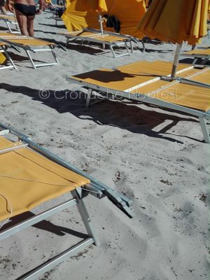 Cala Ginepro, le sdraio distrutte dal passaggio della tromba d'aria