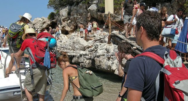 turisti a Cala luna (foto S.Meloni)