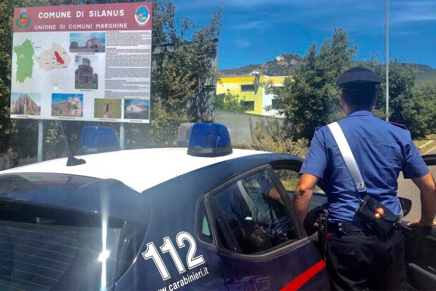 Silanus. Un vasto incendio parte dalla stazione ferroviaria: Carabinieri e Barracelli domano le fiamme salvando un uomo