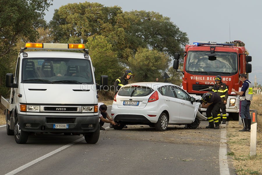 Escono di strada con la propria Fiesta: due feriti al San Francesco