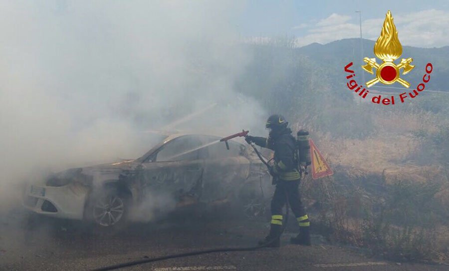 Alfa Romeo prende fuoco durante la marcia alla periferia di Orani: salvo per miracolo il conducente