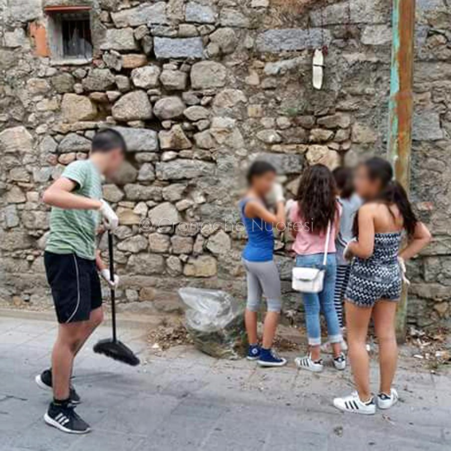Mamoiada: i ragazzi della 1° media puliscono strade, piazze e parchi dai rifiuti