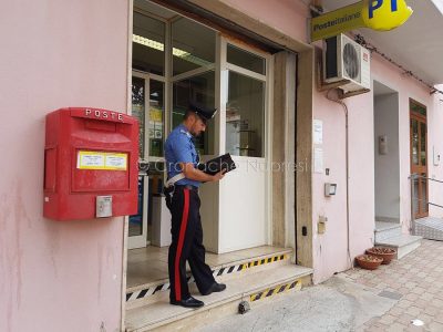 I Carabinieri davanti all'Ufficio postale di Silanus