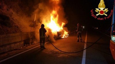L'Alfa 159 avvolta dalle fiamme