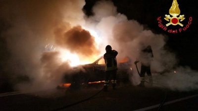 L'Alfa 159 avvolta dalle fiamme
