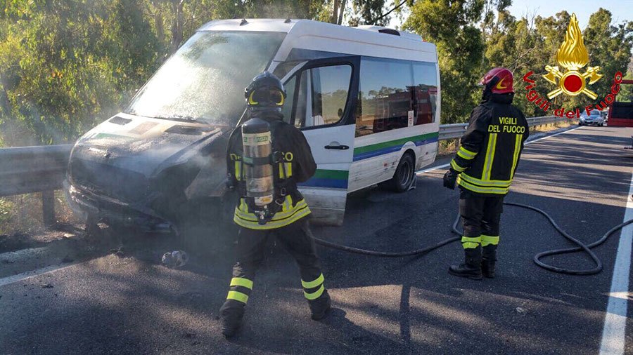 Nuoro. Autobus in fiamme a Prato Sardo urta l’auto di un pensionato nuorese