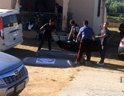 Il corpo di Erika Preti mentre viene portato via dalle Forze dell'Ordine
