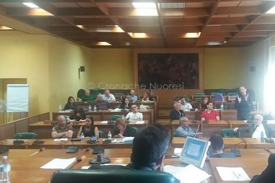 Un momento della seduta del consiglio comunale (foto Cronache Nuoresi)