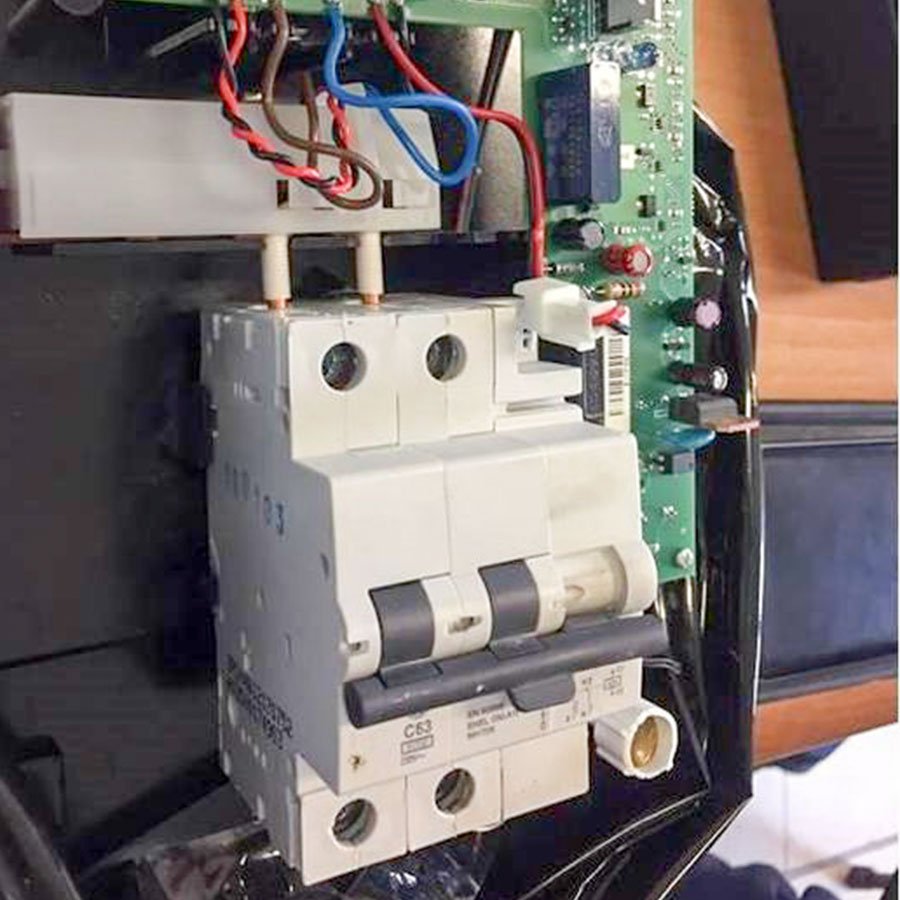 Manomettono il contattore elettrico per risparmiare sulla bolletta: denunciate 4 persone