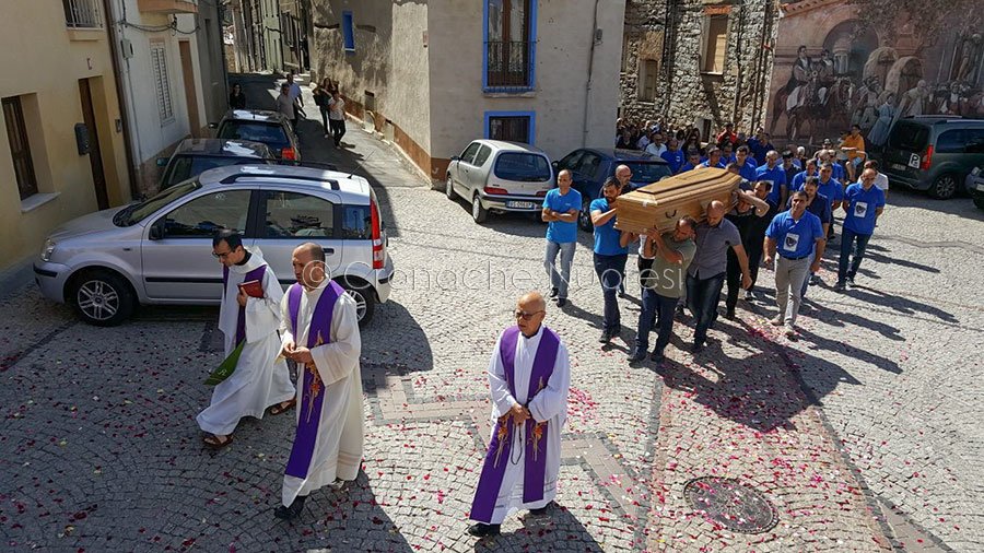 Fonni, listata a lutto, ha dato l’estremo saluto a Tore Noli assassinato sabato, nel giorno della festa