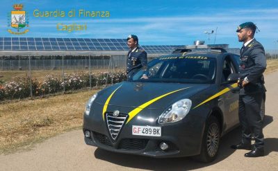 finanzieri davanti all'impianto fotovoltaico
