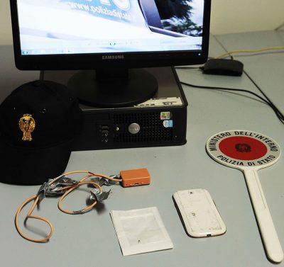 Gli oggetti sequestrati dalla Polizia