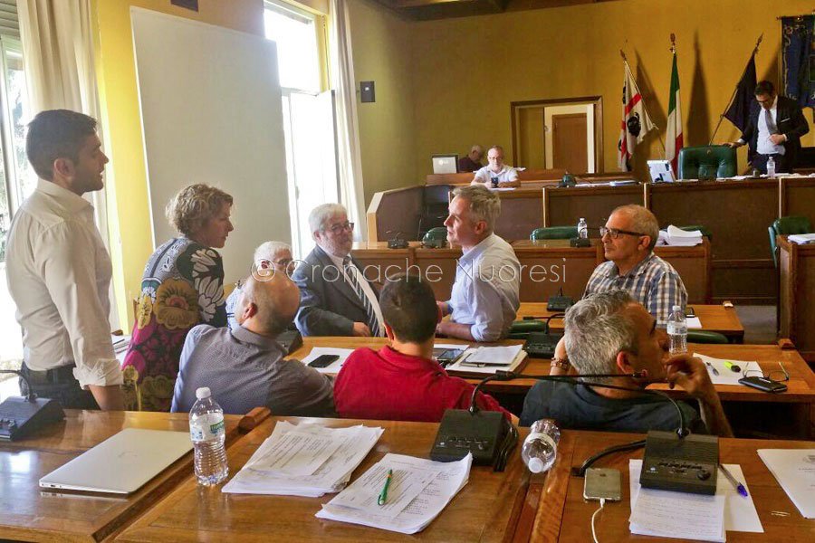 Nuoro. Duro scontro in aula sull’approvazione del bilancio: l’opposizione chiede il taglio delle indennità, la maggioranza vota contro