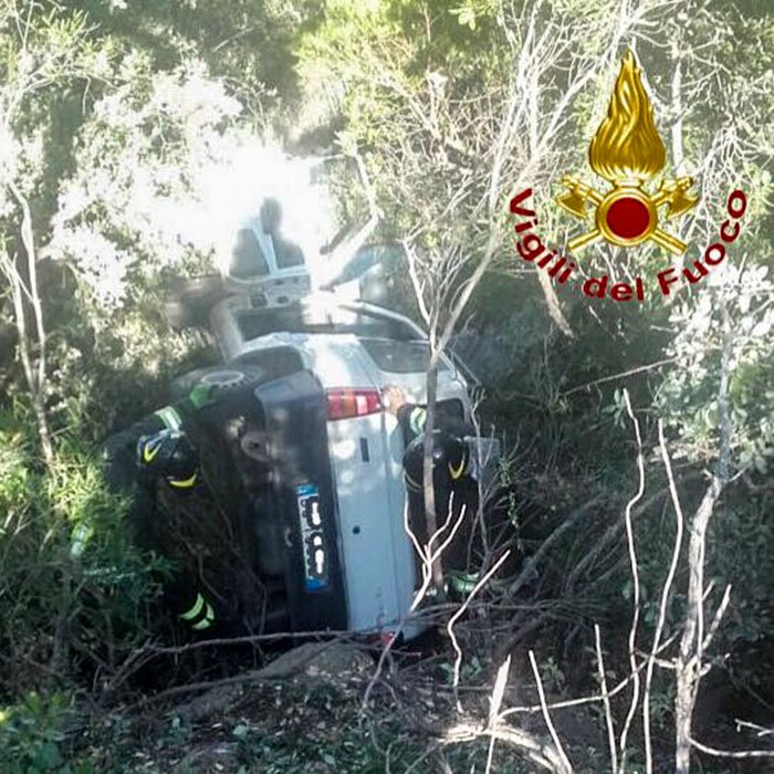 Pensionato 77enne esce di strada con l’auto e si ribalta