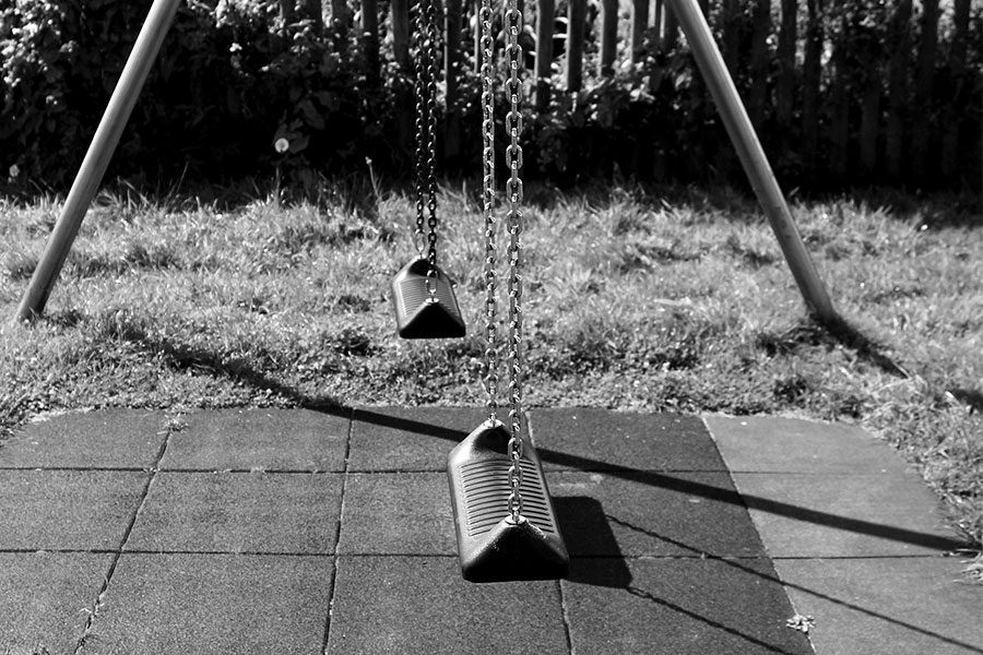 Giovani vandali devastano un parco giochi: smascherati dalle telecamere e denunciati