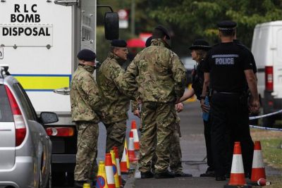 La polizia inglese davanti agli uffici di collocamento