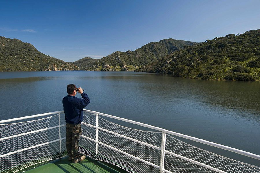 Vanno a provare una barca sul lago Mulargia e scompaiono nel nulla