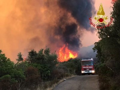 Un mezzo dei Vigili del fuoco in prossimità dell'incendio