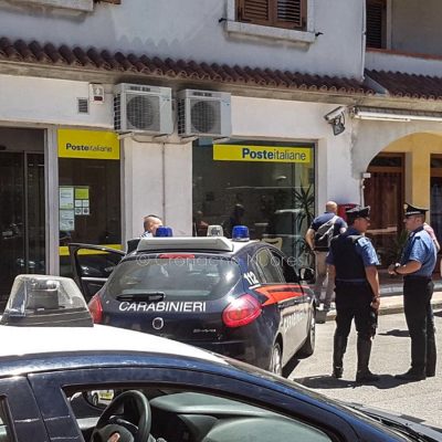 I Carabinieri davanti all'ufficio postale di Orune