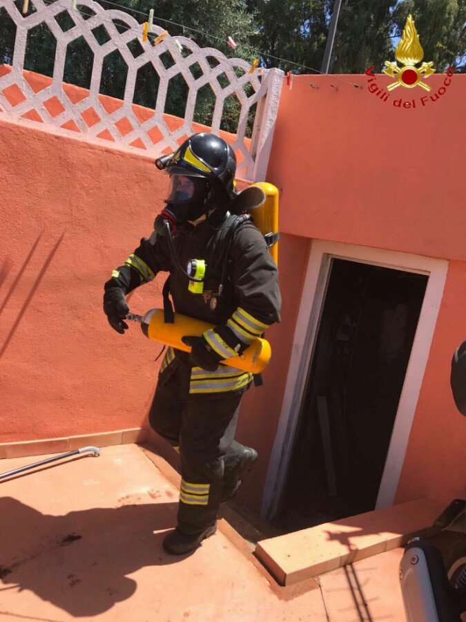 Attimi di paura per l’incendio del vano tecnico di una piscina