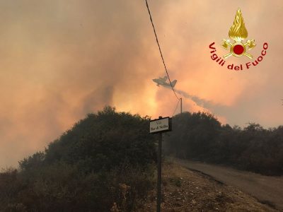 L'incendio in prossimità delle case a San Teodoro