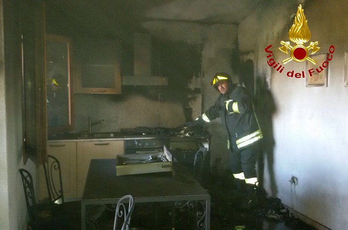 Un corto circuito e va a fuoco la casa al mare: fortunatamente i proprietari non erano presenti