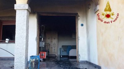 L'ingresso dell'immobile aggredito dalle fiamme