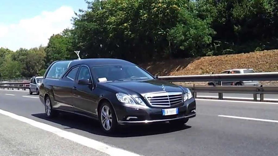 Un’auto su 165 senza assicurazione. A Nuoro un carro funebre scortato in chiesa dalla Polizia