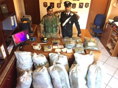 La droga e il materiale sequestrati a DEsulo