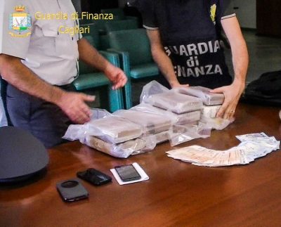 La cocaina sequestrata dalla Guardia di Finanza