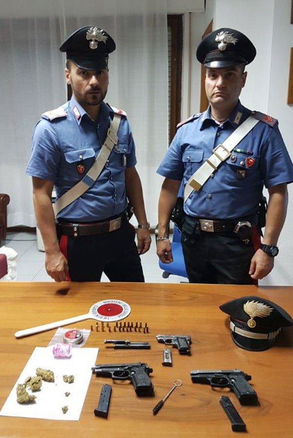 Pistole clandestine e droga in auto tenta di evitare i Carabinieri: 28enne in manette