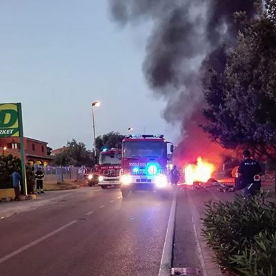 L'auto dei senegalesi avvolta dalle fiamme (© Cronache Nuoresi)