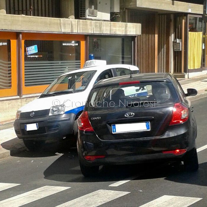 Nuoro: perde il controllo dell’auto e si schianta contro l’auto dei Vigili urbani