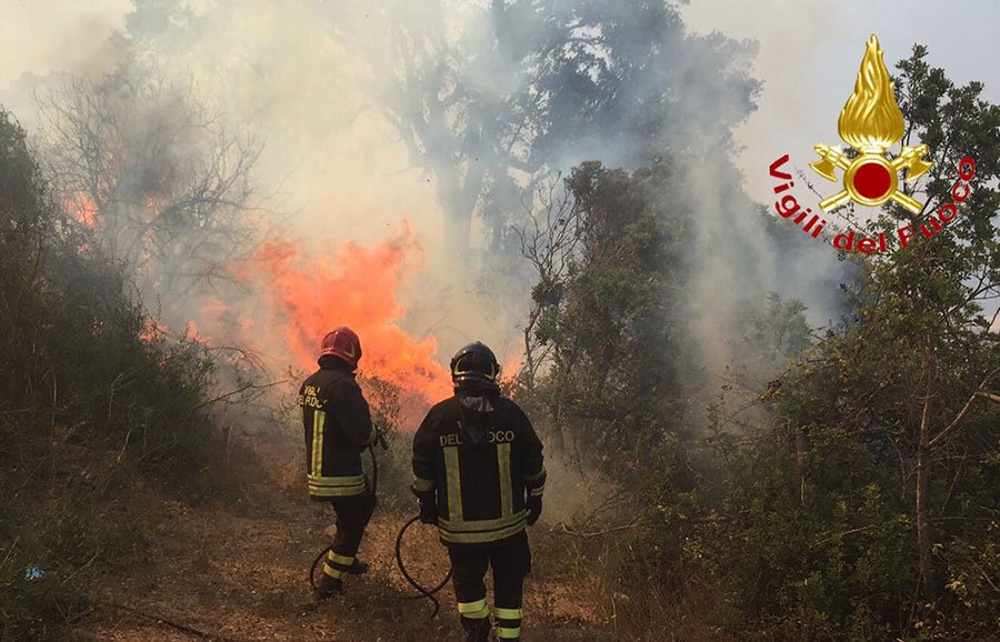 Sardegna nella morsa del fuoco. Da questa mattina incendi a Tortolì, Villagrande Strisaili e Bosa: elicotteri fermi per il troppo vento