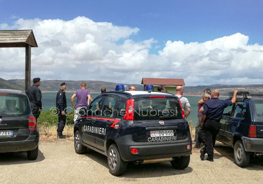 Riprese all’alba le ricerche dei tre dispersi durante una gita in barca sul lago Mulargia