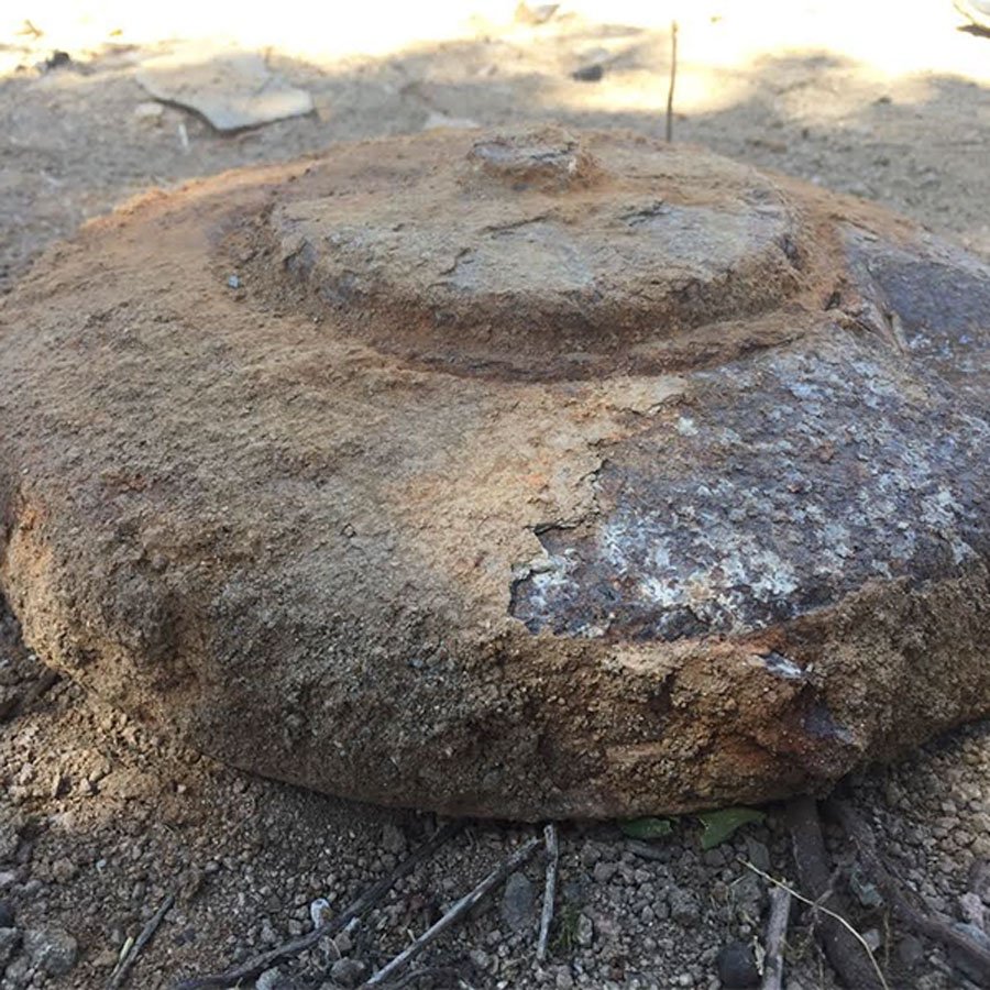 Scavano per la posa dei cavi elettrici e trovano una mina anticarro di 30 centimetri