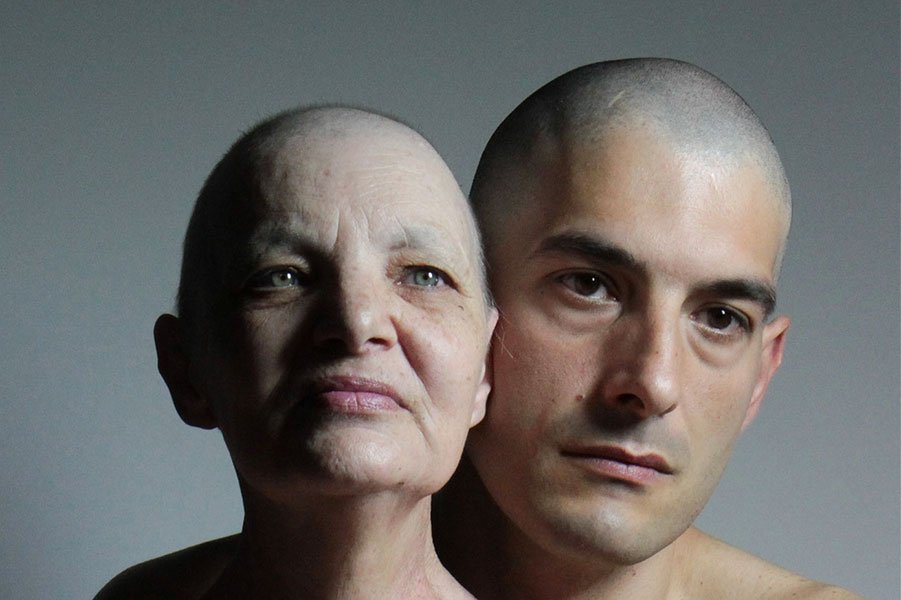 “A mio Babbo voglio crescere a modo mio e come la mia natura vuole”: la performance dell’artista Mette dedicata alla madre