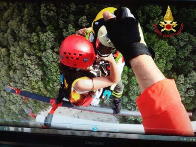 Il momento del salvataggio dei due turisti a Cala Mariolu