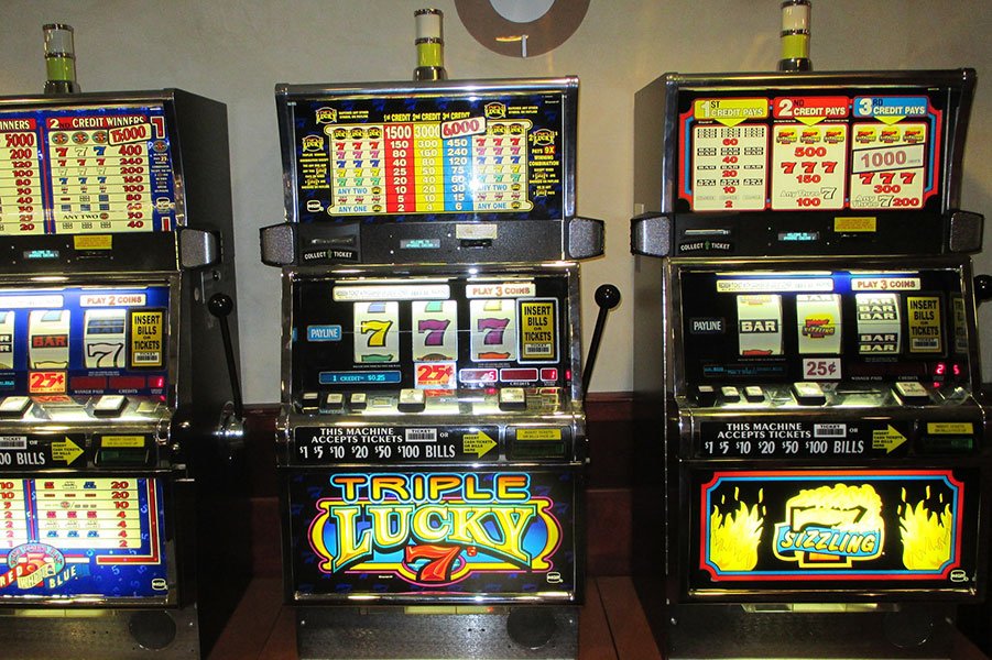 Non dichiara circa 200 mila euro guadagnati con le slot machine: barista nei guai con il Fisco