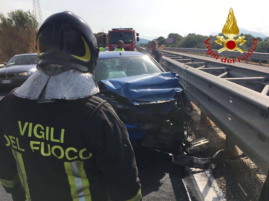 Insegnante 24enne perde il controllo dell’auto e si schianta contro il guard rail