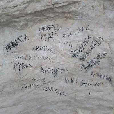 Scritte sulle pareti della grotta di Cala Luna