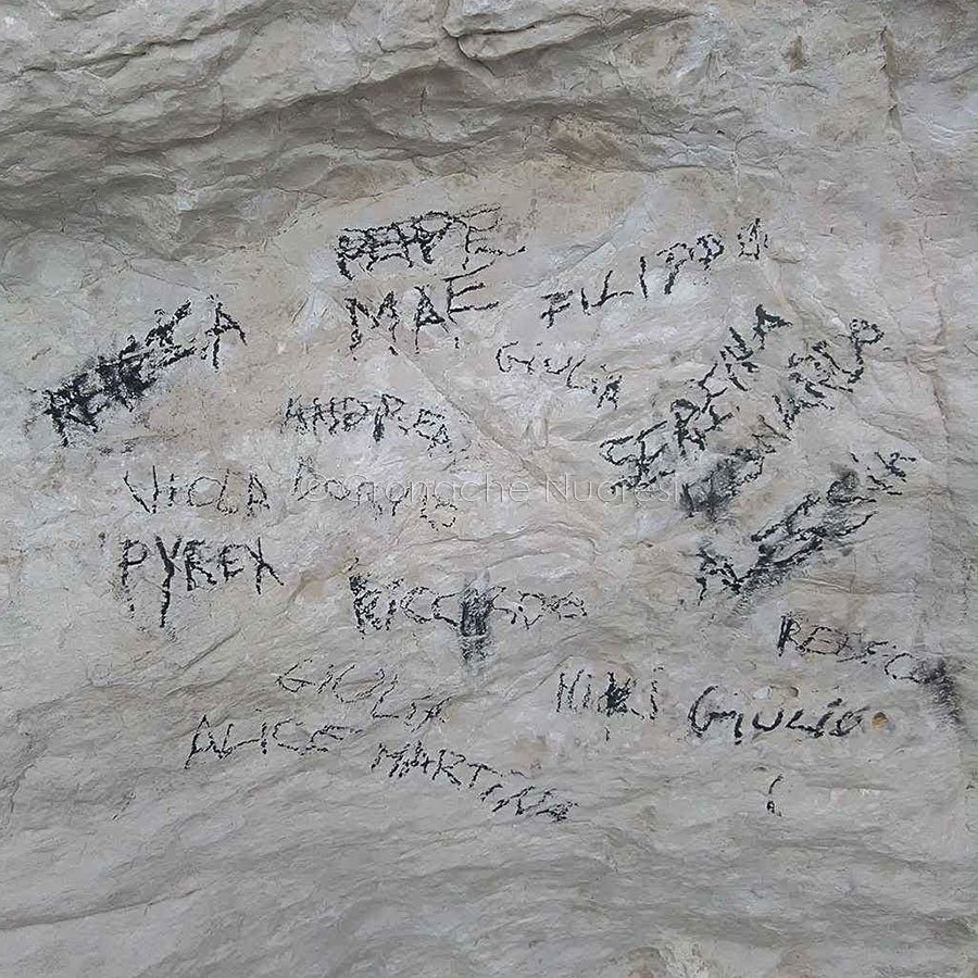 Sfregio a Cala Luna: vandali imbrattano le pareti della grotta con graffiti
