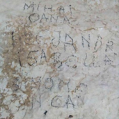 Scritte sulle pareti della grotta di Cala Luna (© Cronache Nuoresi)
