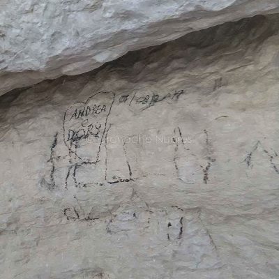 Scritte sulle pareti della grotta di Cala Luna (© Cronache Nuoresi)